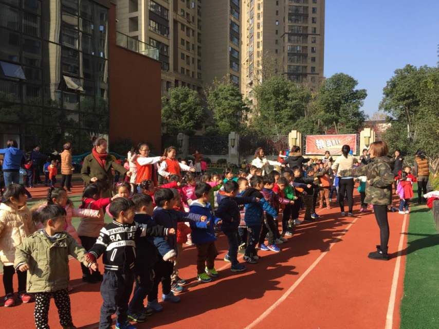 图2：学生与幼儿一起做早操.jpg