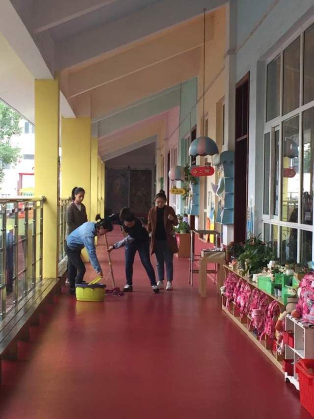 图3：学生认真打扫卫生.jpg